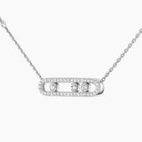 Collar Messika Baby Move Pavé en oro blanco con tres diamantes móviles y pavé de diamantes.