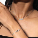 Collar Messika Baby Move Pavé en oro blanco con tres diamantes móviles y pavé de diamantes.