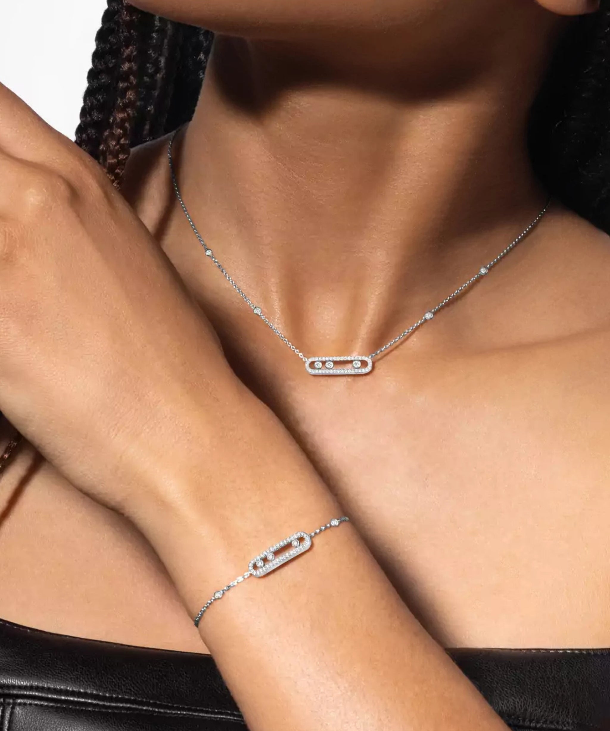 Collar Messika Baby Move Pavé en oro blanco con tres diamantes móviles y pavé de diamantes.