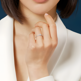 Anillo Solitario con Diamantes Laterales Bee de Chaumet Oro Blanco 0,31 Cts