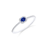 Anillo con Zafiro Talla Oval y Halo de Diamantes en Oro Blanco