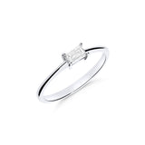 Anillo Solitario con Diamante Talla Baguette y Oro Blanco