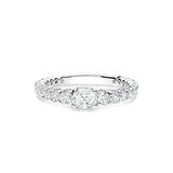 Anillo media alianza de oro blanco con diamante central oval y 24 diamantes talla brillante