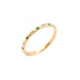 Anillo fino en oro amarillo con diamantes y esmeraldas