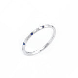 Anillo fino en oro blanco con diamantes y zafiros