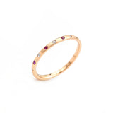 Anillo fino en oro rosa con diamantes y rubíes
