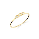 Anillo Fino con Tres Diamantes en Oro Amarillo