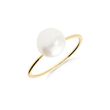 Anillo Fino con Perla L en Oro Amarillo