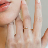 Anillo Solitario Lateral LECARRÉ Oro Amarillo 18K y Diamante | GA111OA