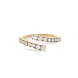 Anillo abierto de diamantes en oro amarillo de 18 kt con doble línea de diamantes.