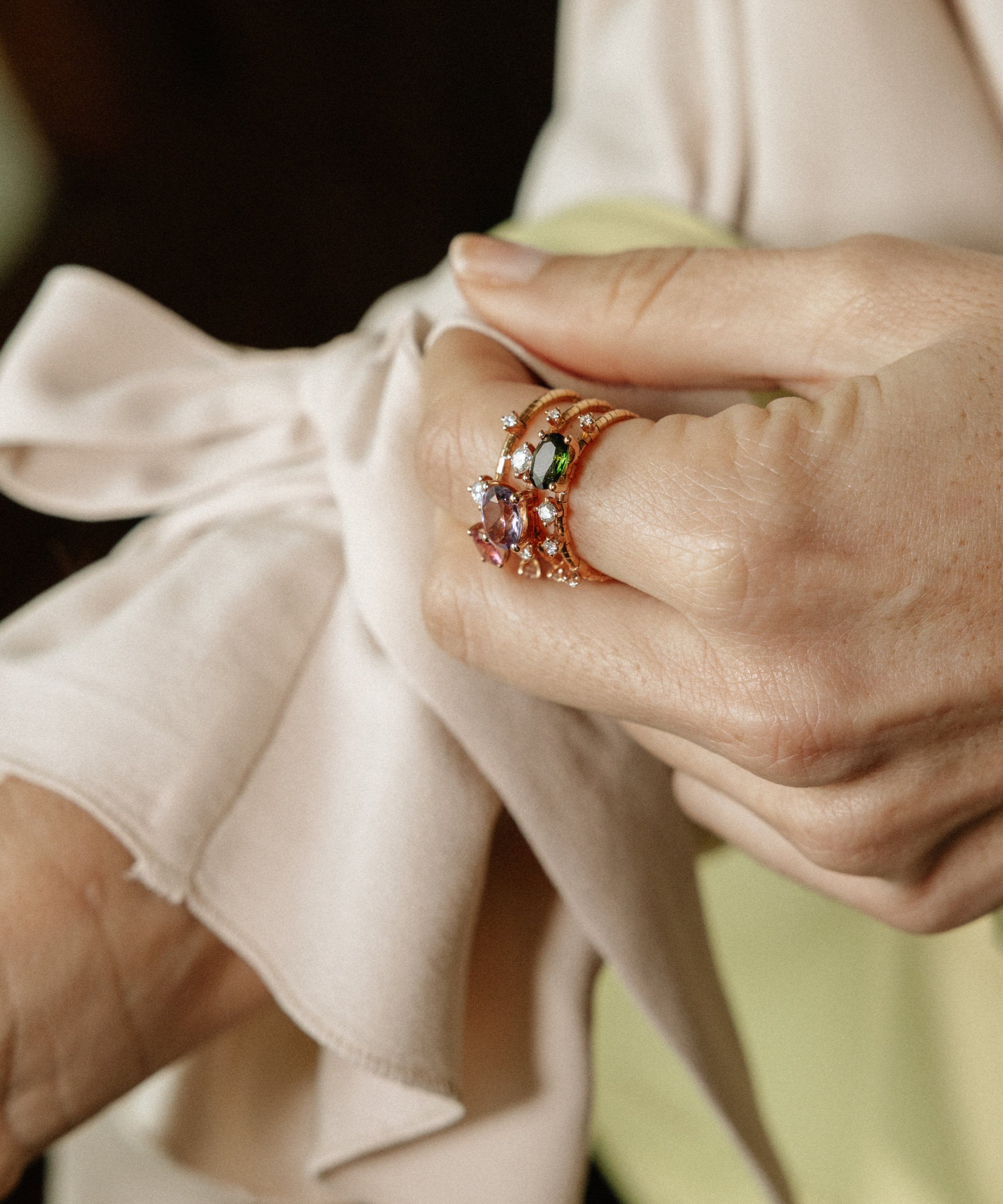 Anillo Flexible en Oro Rosa y Titanio con Piedras de Color 