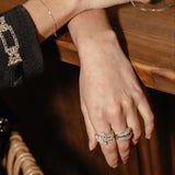 Anillo Triple Banda Oro Blanco con Rosetas de Diamantes
