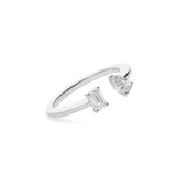 Anillo de compromiso Tu y Yo con diamantes Talla Esmeralda y Pera en Oro Blanco