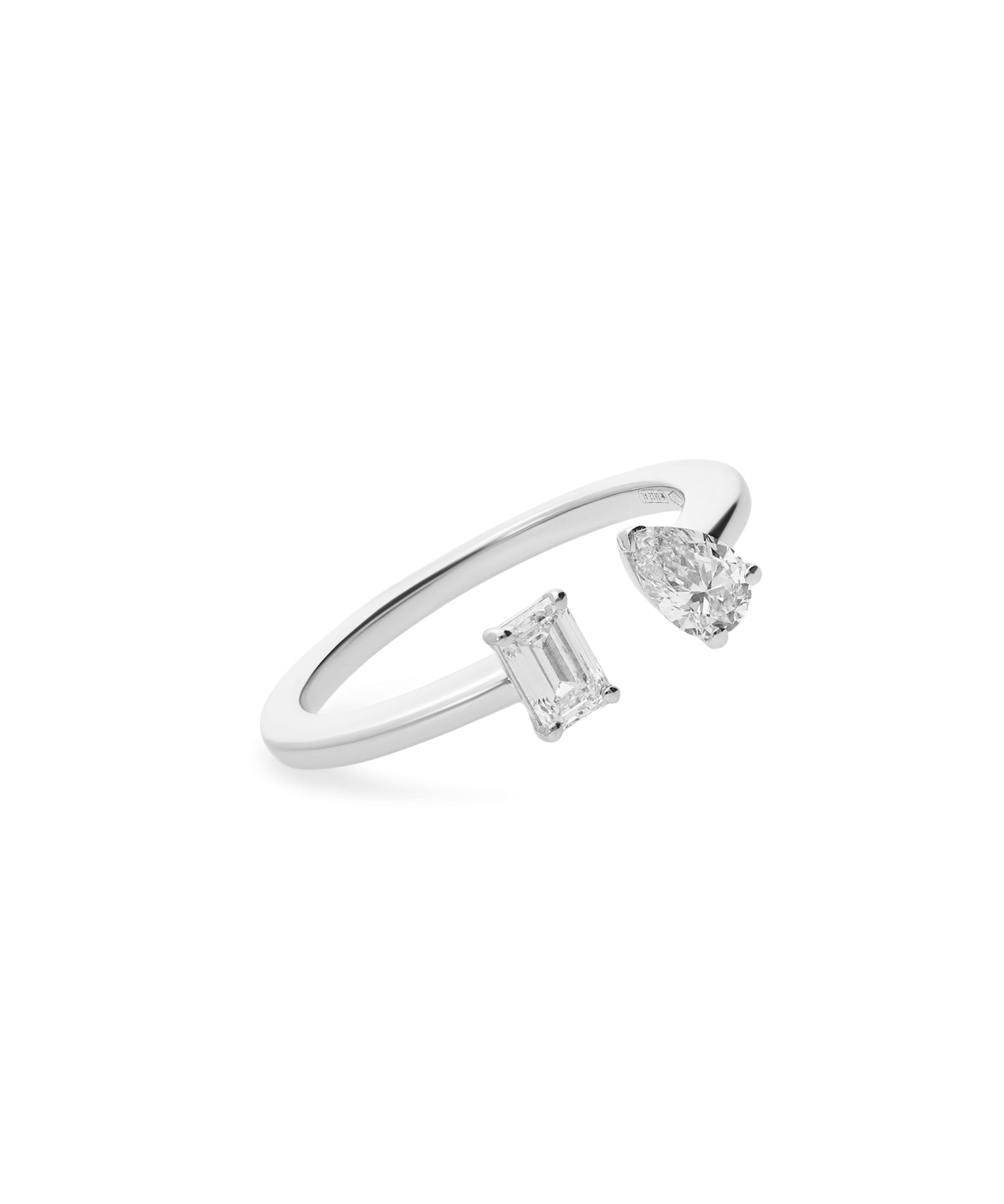 Anillo de compromiso Tu y Yo con diamantes Talla Esmeralda y Pera en Oro Blanco