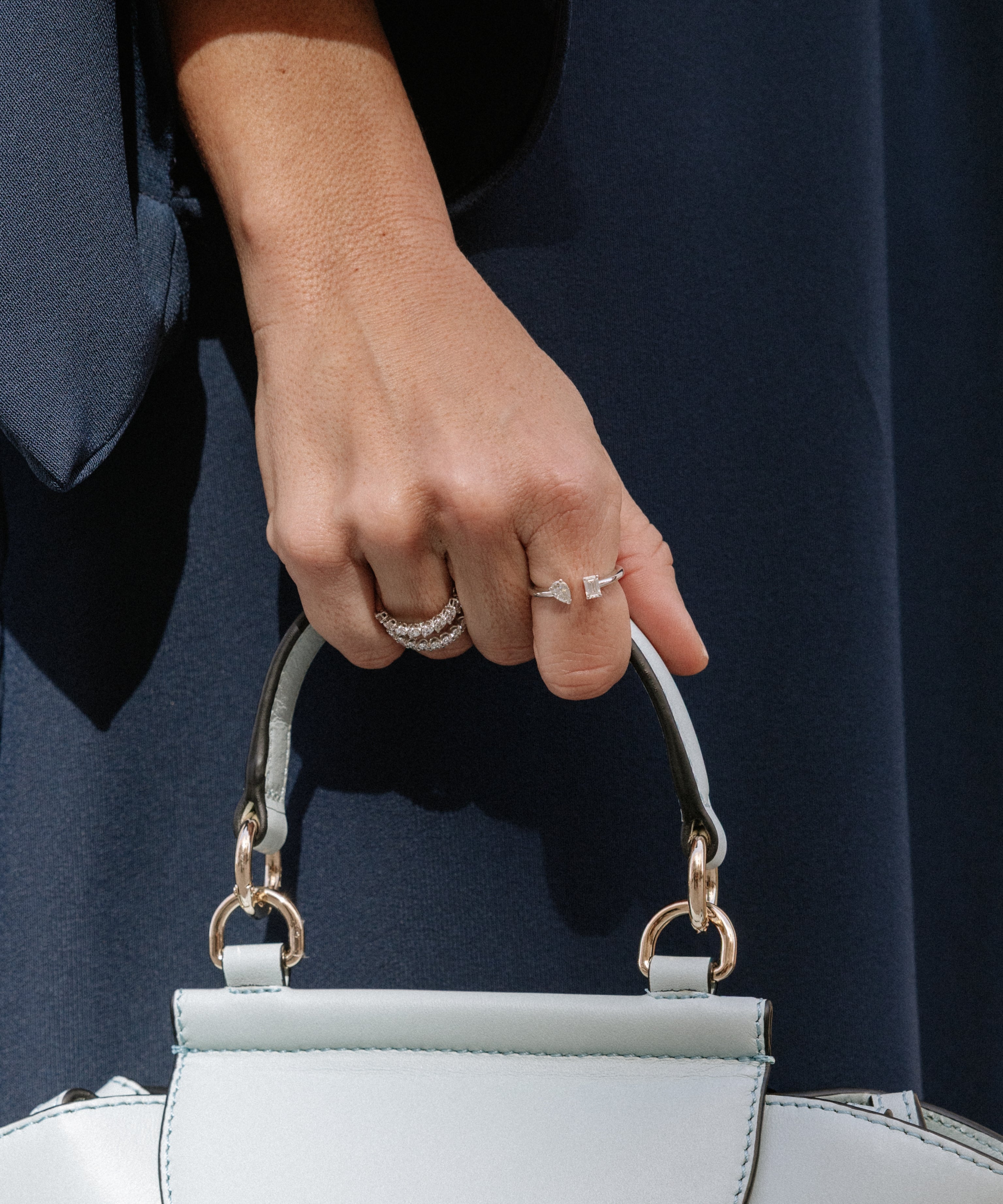 Anillo Tu y Yo Talla Esmeralda y Pera Oro Blanco Para perfecto para compromiso o momento especial.