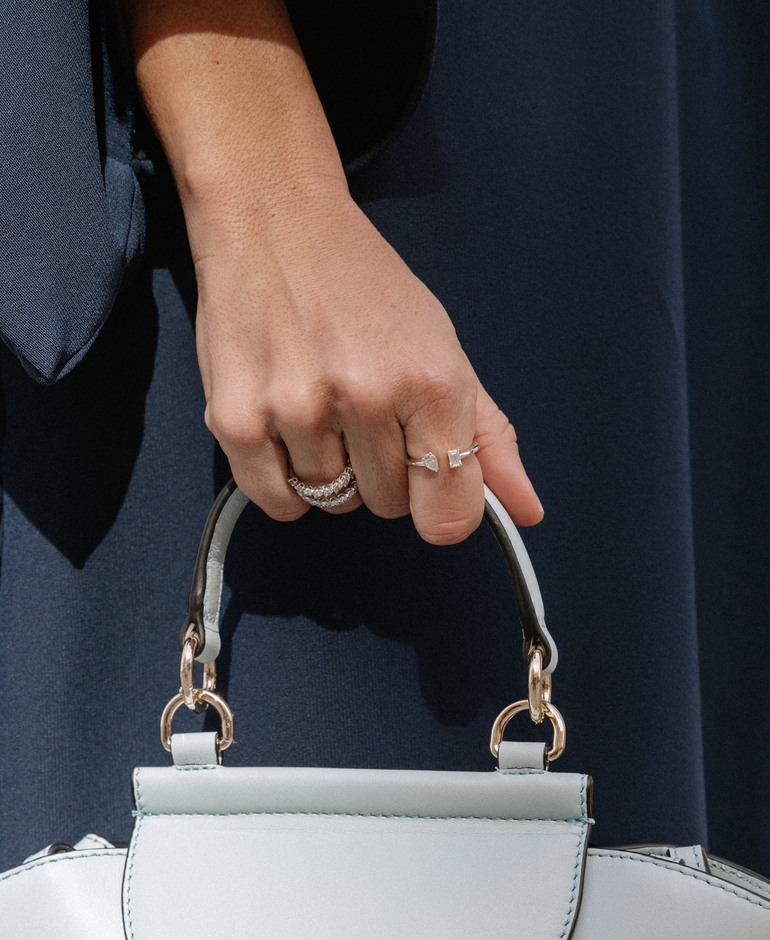 Anillo Tu y Yo Talla Esmeralda y Pera Oro Blanco Para perfecto para compromiso o momento especial.