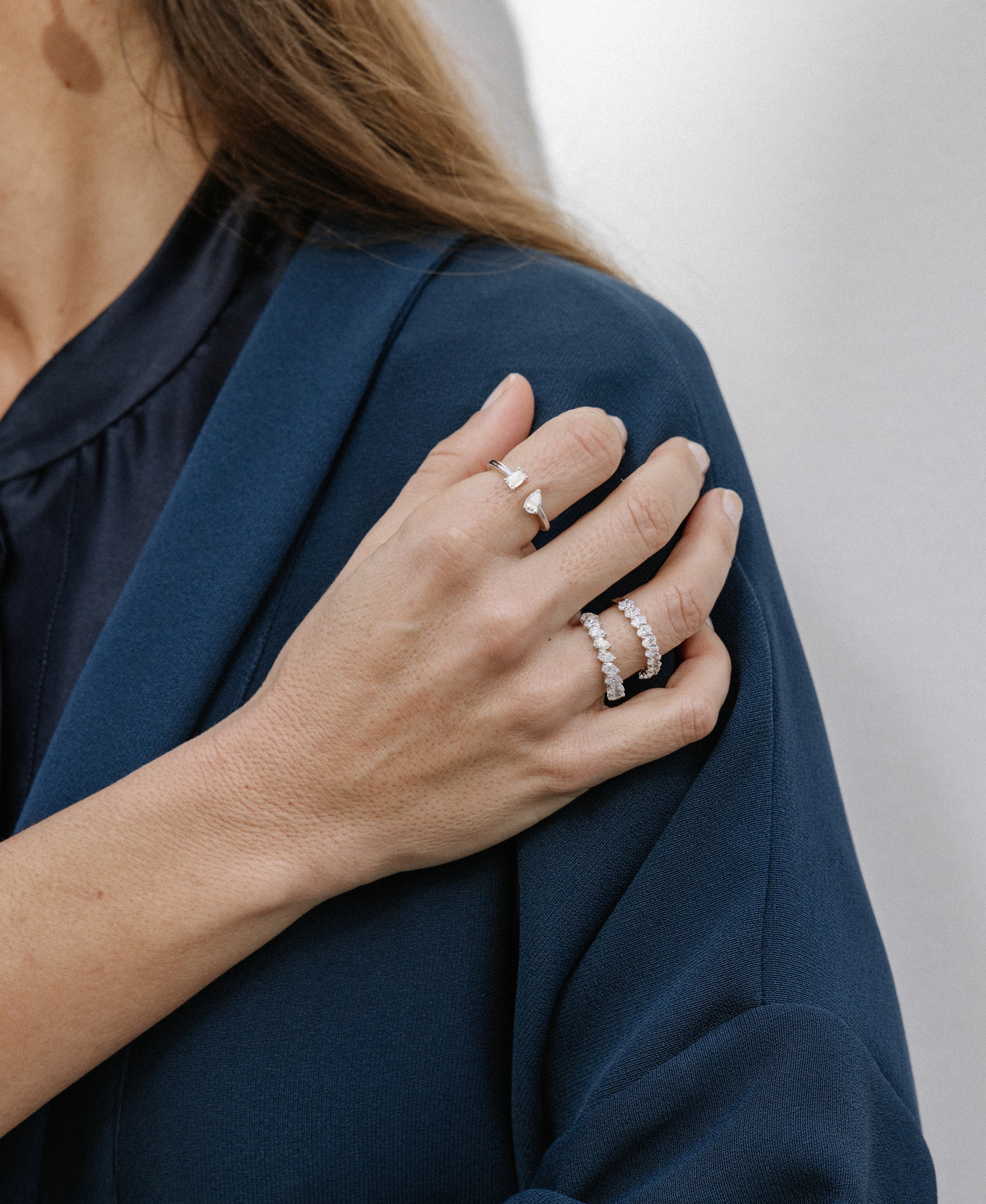 Anillo Tu y Yo Talla Esmeralda y Pera Oro Blanco Para perfecto para compromiso o momento especial.
