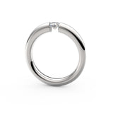 Anillo solitario de diamante de 0,30 quilates en oro blanco con aro redondeado estilo Dúa Lipa.