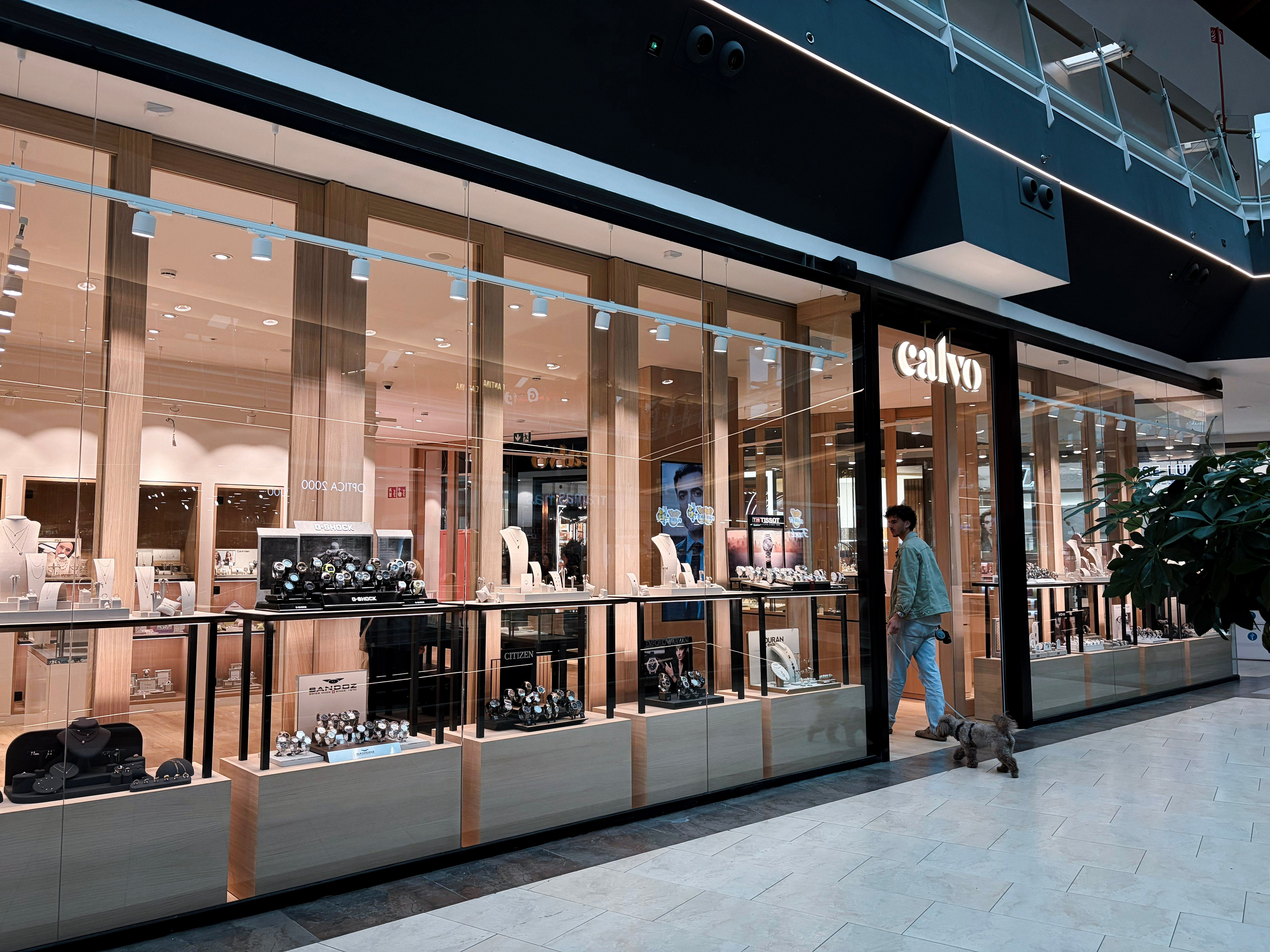 Imagen desde fuera de la tienda renovada de joyeria calvo en el centro comercial el rosal en Ponferrada.
