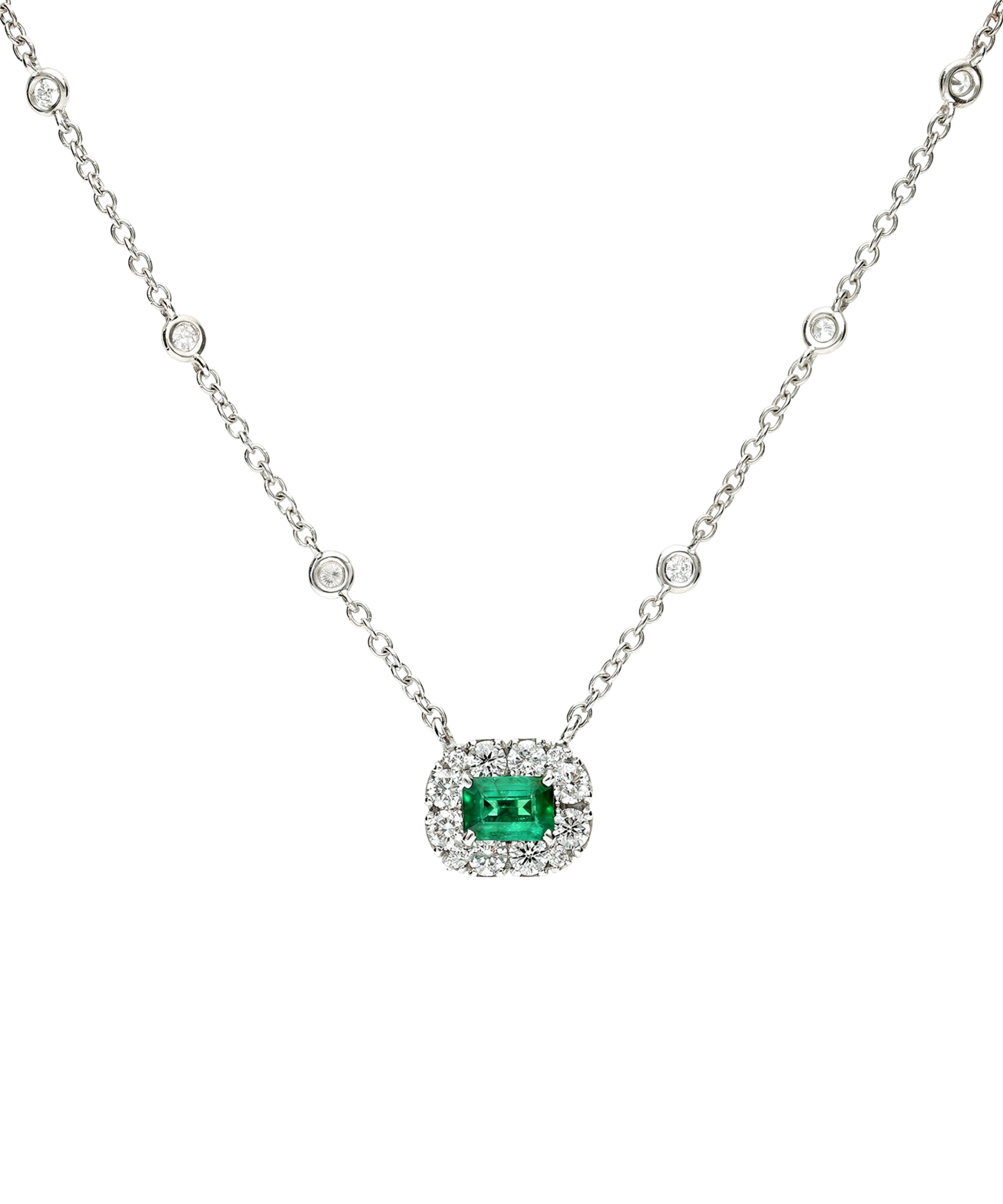 Colgante Diamantes y Esmeralda Talla Esmeralda en Oro Blanco perfecto para regalar en una ocasión especial.