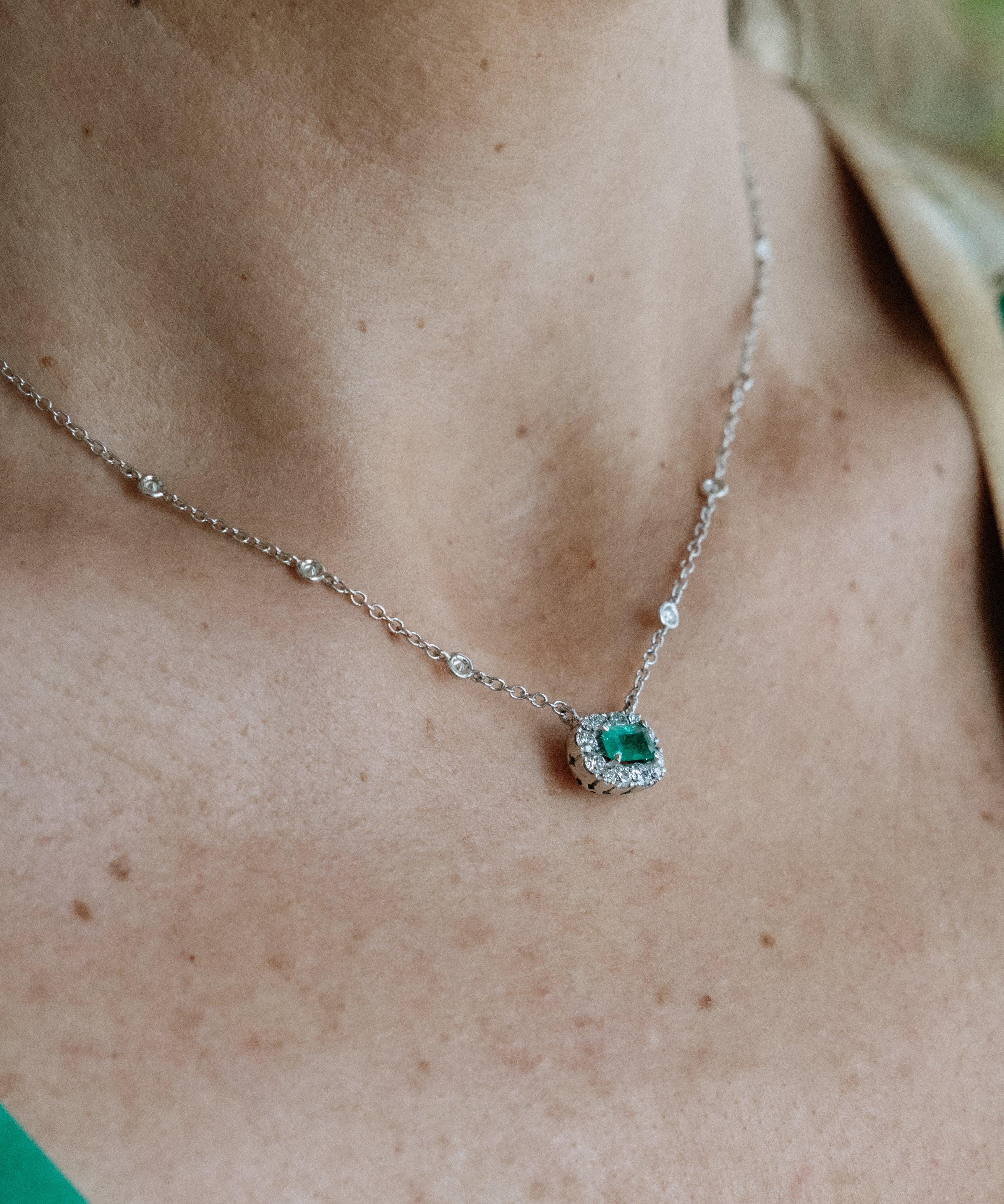 Colgante Diamantes y Esmeralda Talla Esmeralda en Oro Blanco perfecto para regalar en una ocasión especial.