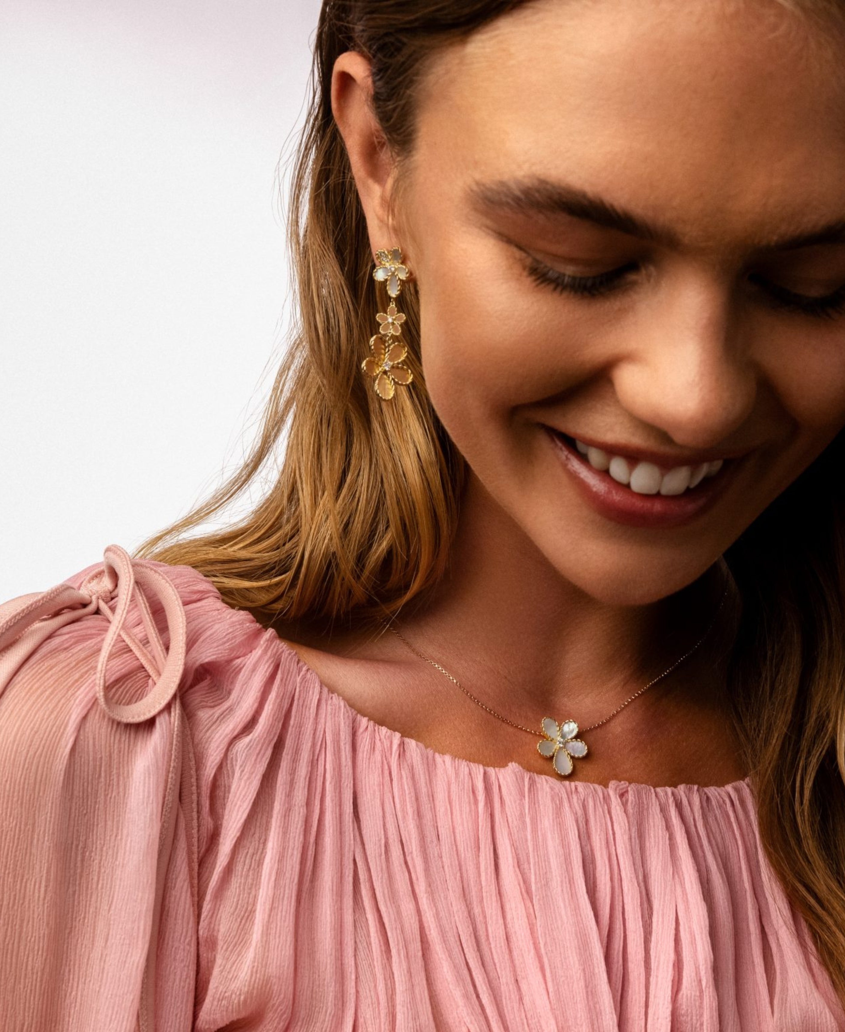 Pendientes Jasmine Roberto Coin en Oro Amarillo con Nácar y Diamantes - ADR777EA3765_Y