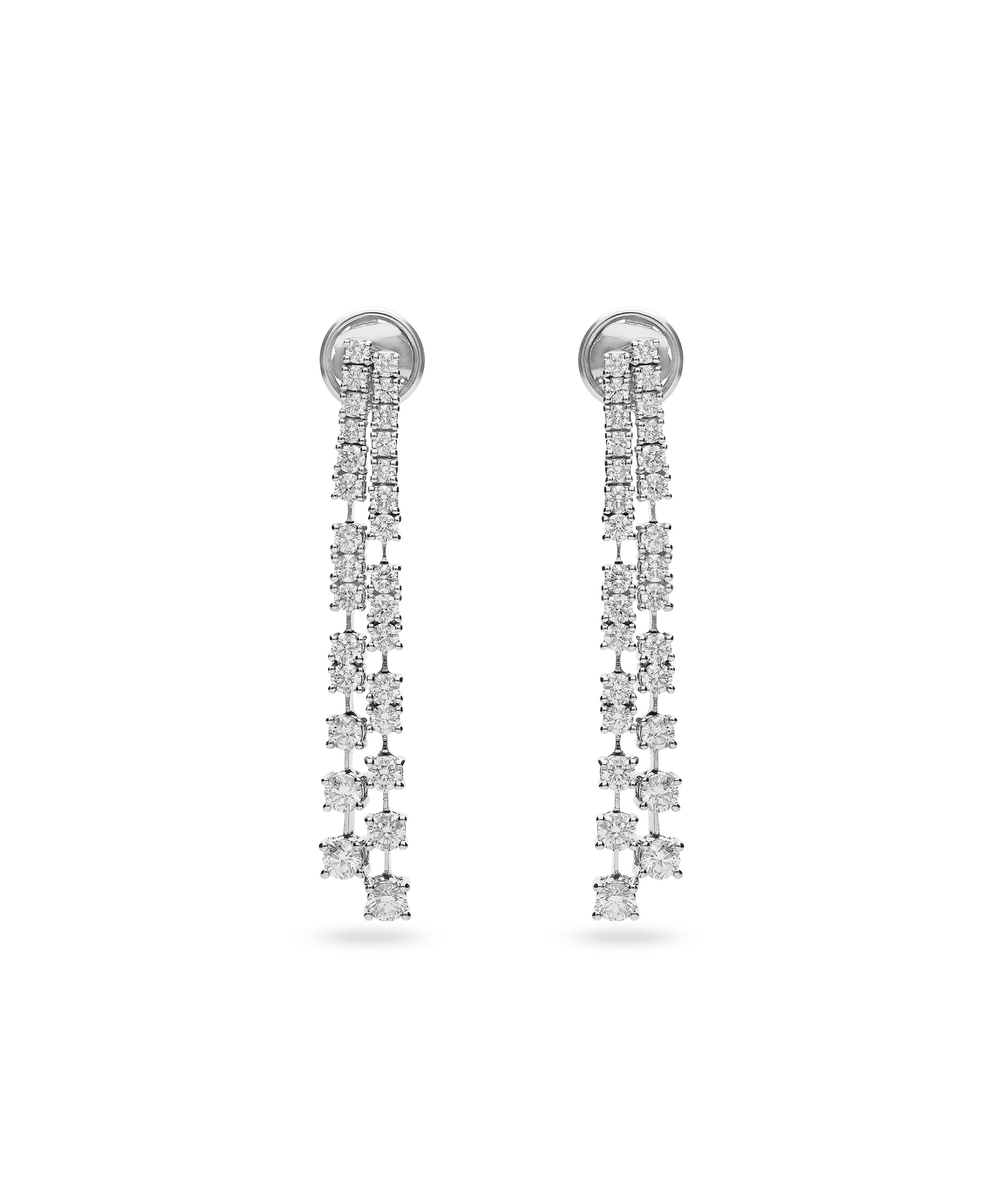 Pendientes de novia cascada de diamantes en oro blanco con varias líneas colgantes de diamantes.