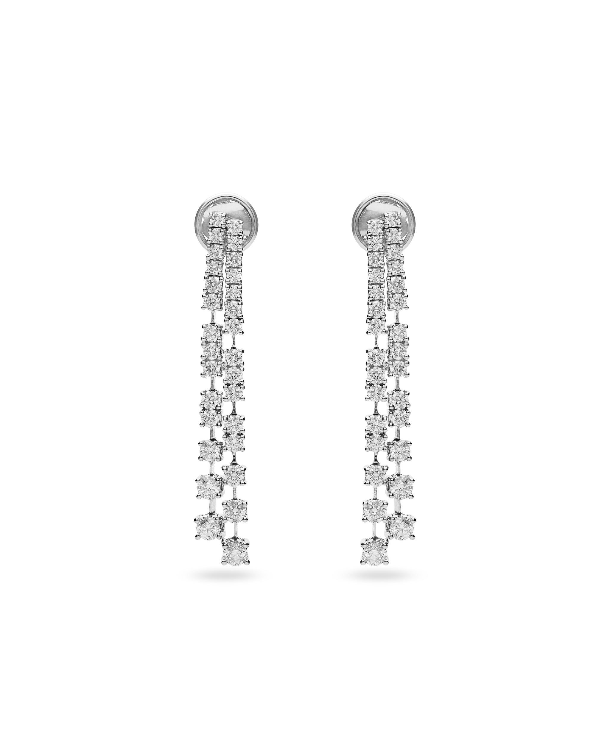 Pendientes de novia cascada de diamantes en oro blanco con varias líneas colgantes de diamantes.