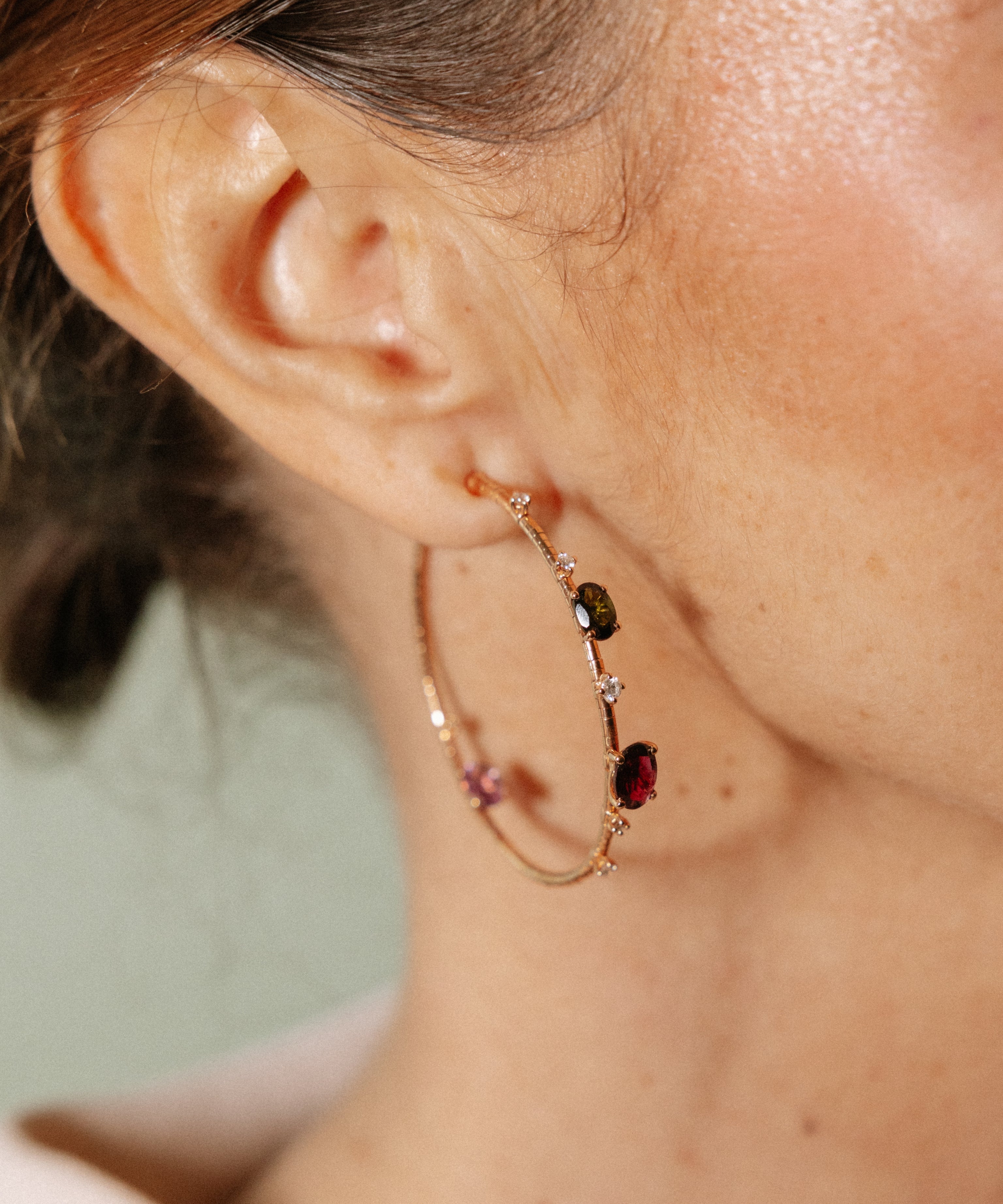 Pendientes de Aro Flexibles en Oro Rosa y Titanio con Piedras de Color