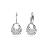 Pendientes de novia de diamantes en oro blanco con diseño en forma de gota y diamantes baguette en abanico.