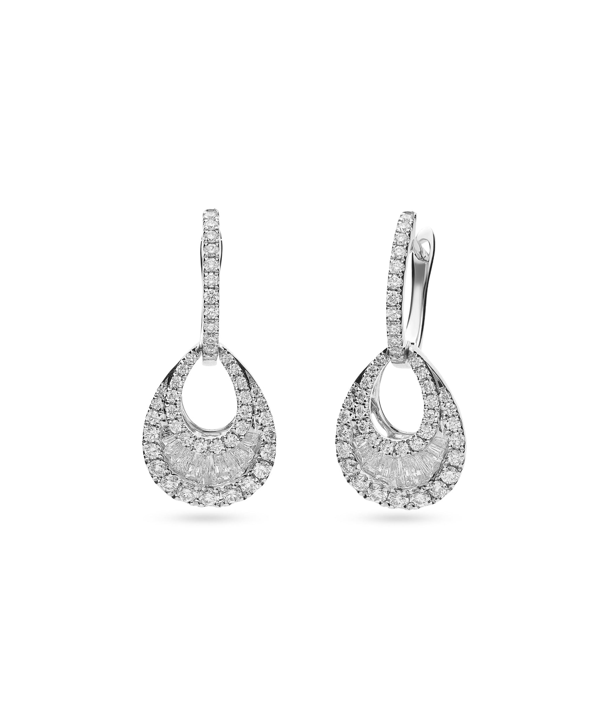 Pendientes de novia de diamantes en oro blanco con diseño en forma de gota y diamantes baguette en abanico.