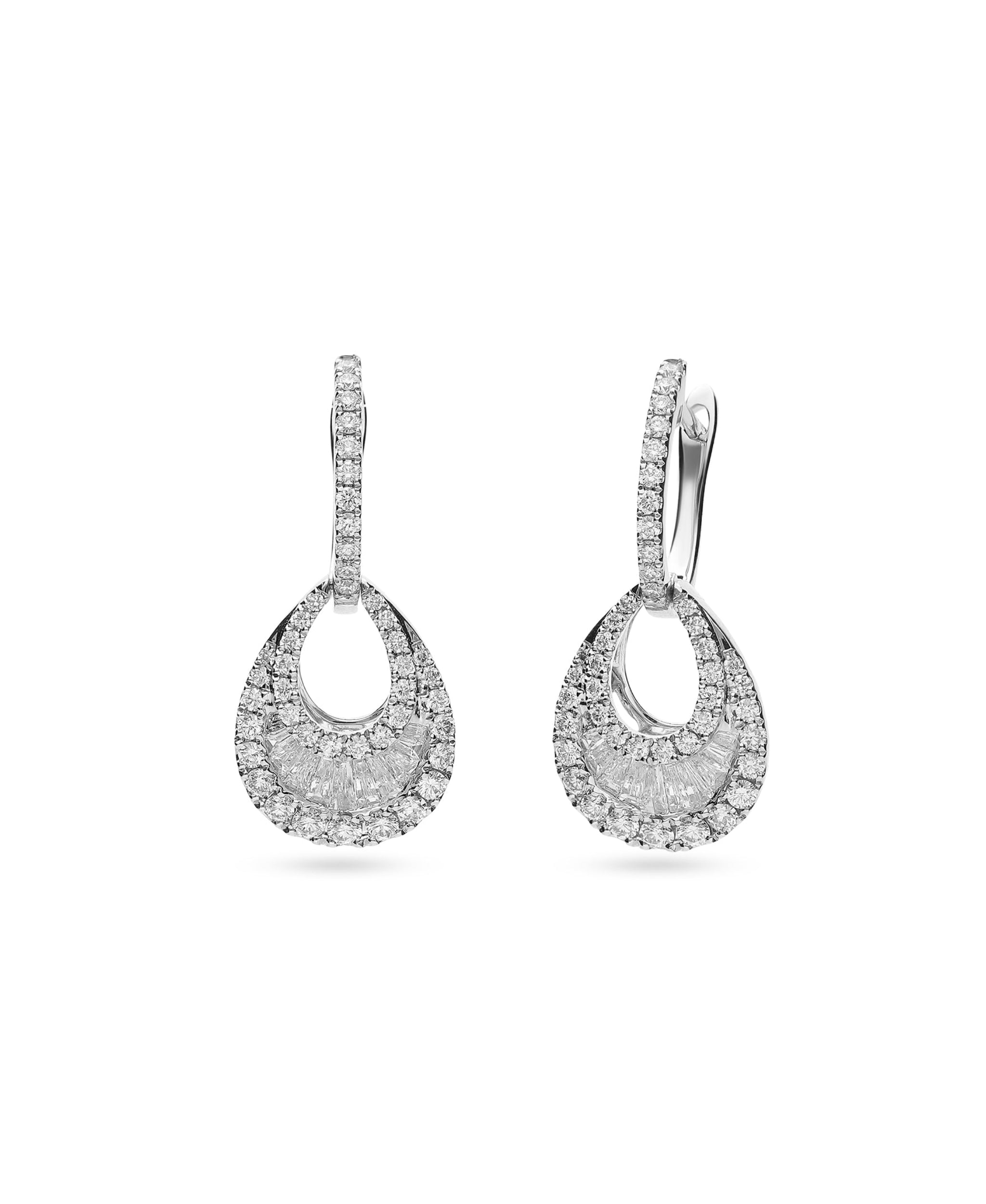 Pendientes de novia de diamantes en oro blanco con diseño en forma de gota y diamantes baguette en abanico.