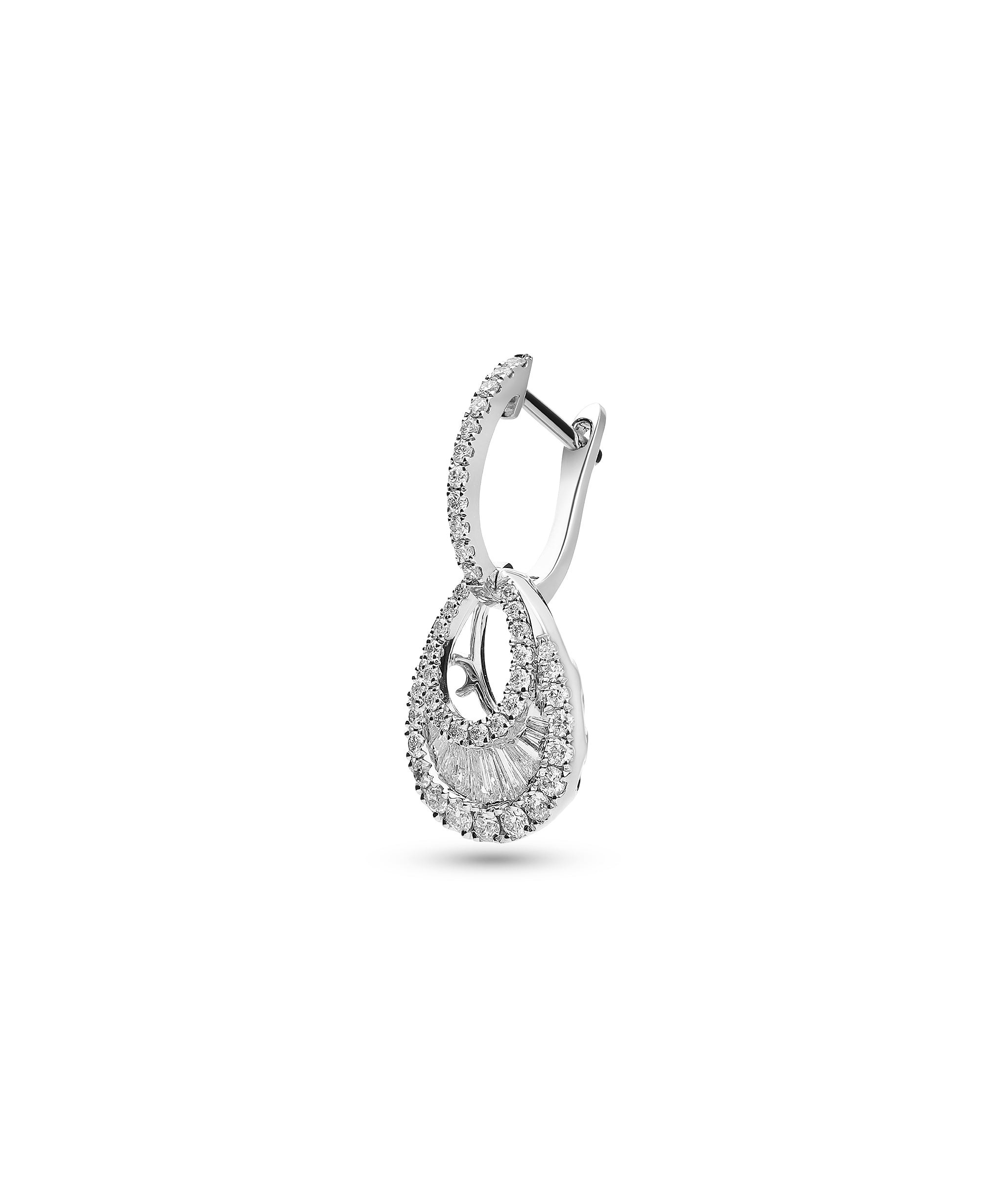 Pendientes de novia de diamantes en oro blanco con diseño en forma de gota y diamantes baguette en abanico.