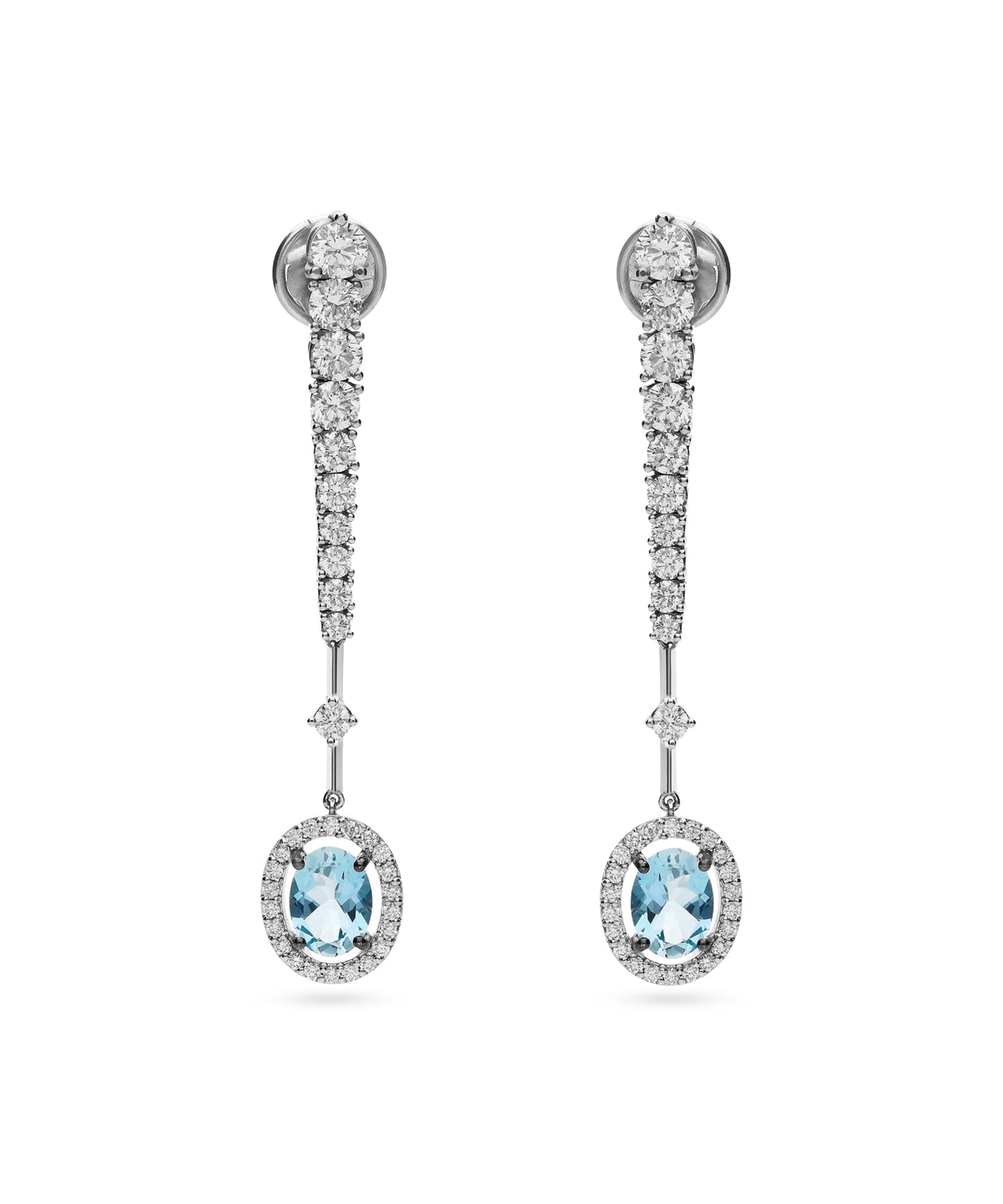 Pendientes de novia de oro blanco con diamantes y aguamarina oval rodeada de halo de diamantes.
