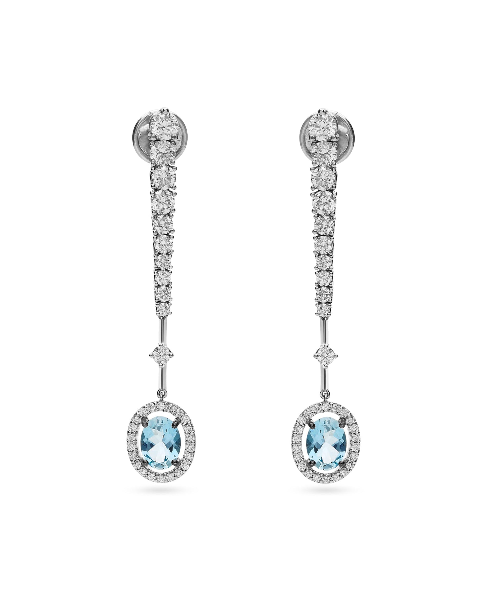 Pendientes de novia de oro blanco con diamantes y aguamarina oval rodeada de halo de diamantes.
