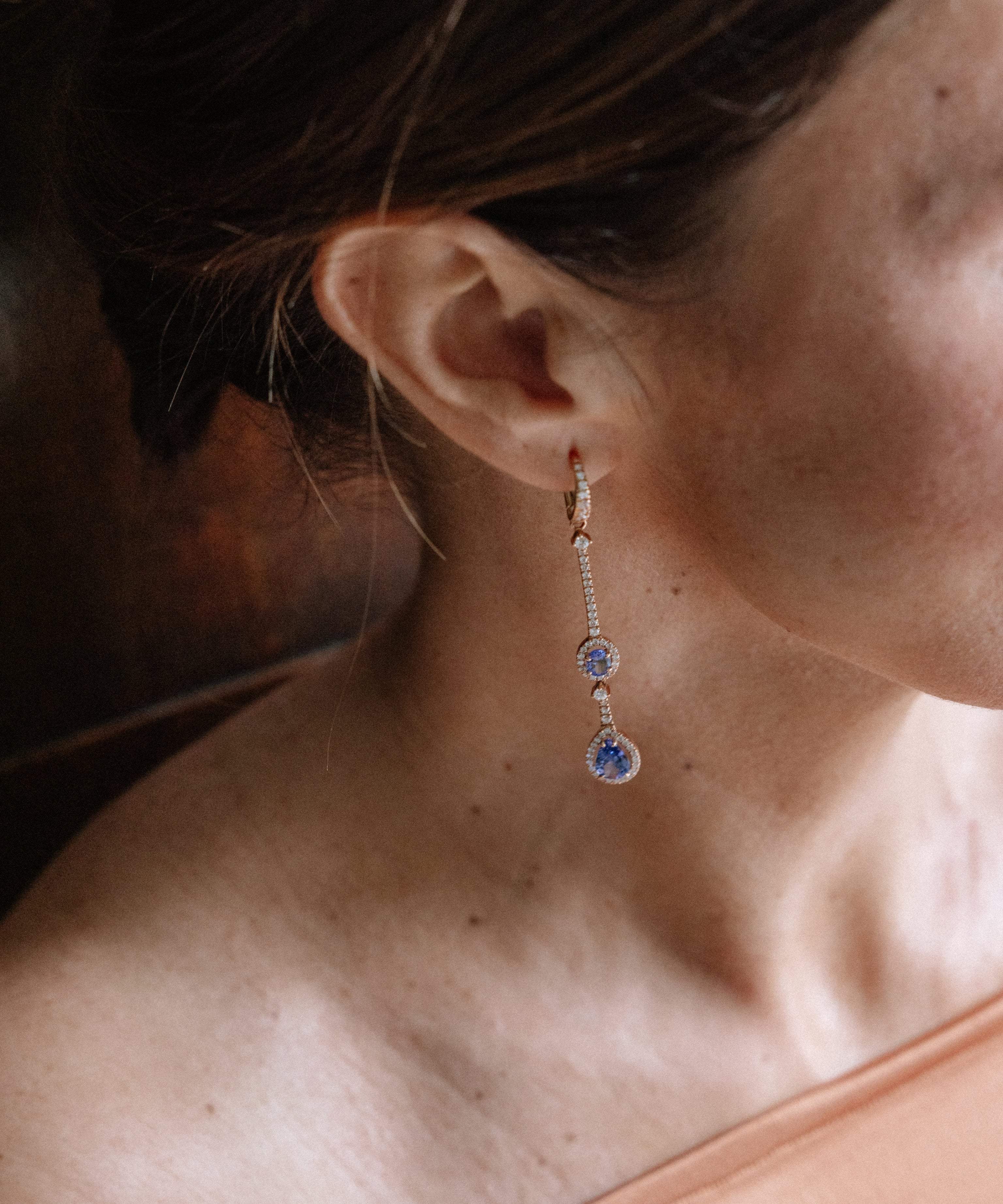 Pendientes largos tanzanitas en talla pera y oval con diamantes en una estructura de oro rosa. Perfectos para novia o invitada de boda. 