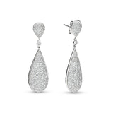 Pendientes largos de lágrima en oro blanco con pavé de diamantes