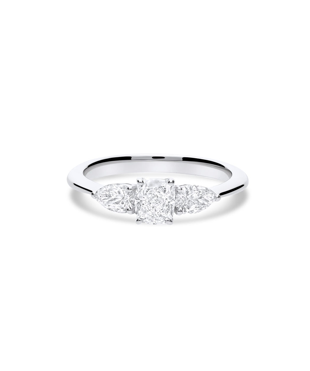 anillo de compromiso "tresillo" solitario en talla oval y diamantes pera a los lados oro blanco de 18k 