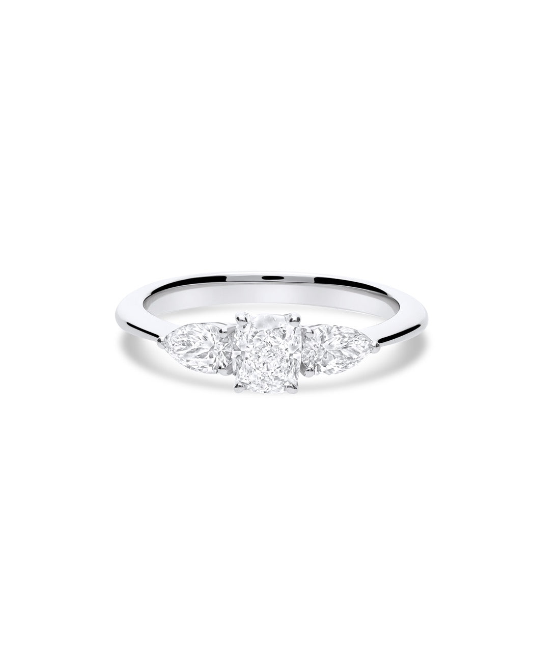 anillo de compromiso "tresillo" solitario en talla oval y diamantes pera a los lados oro blanco de 18k 