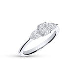 anillo de compromiso "tresillo" solitario en talla oval y diamantes pera a los lados oro blanco de 18k 
