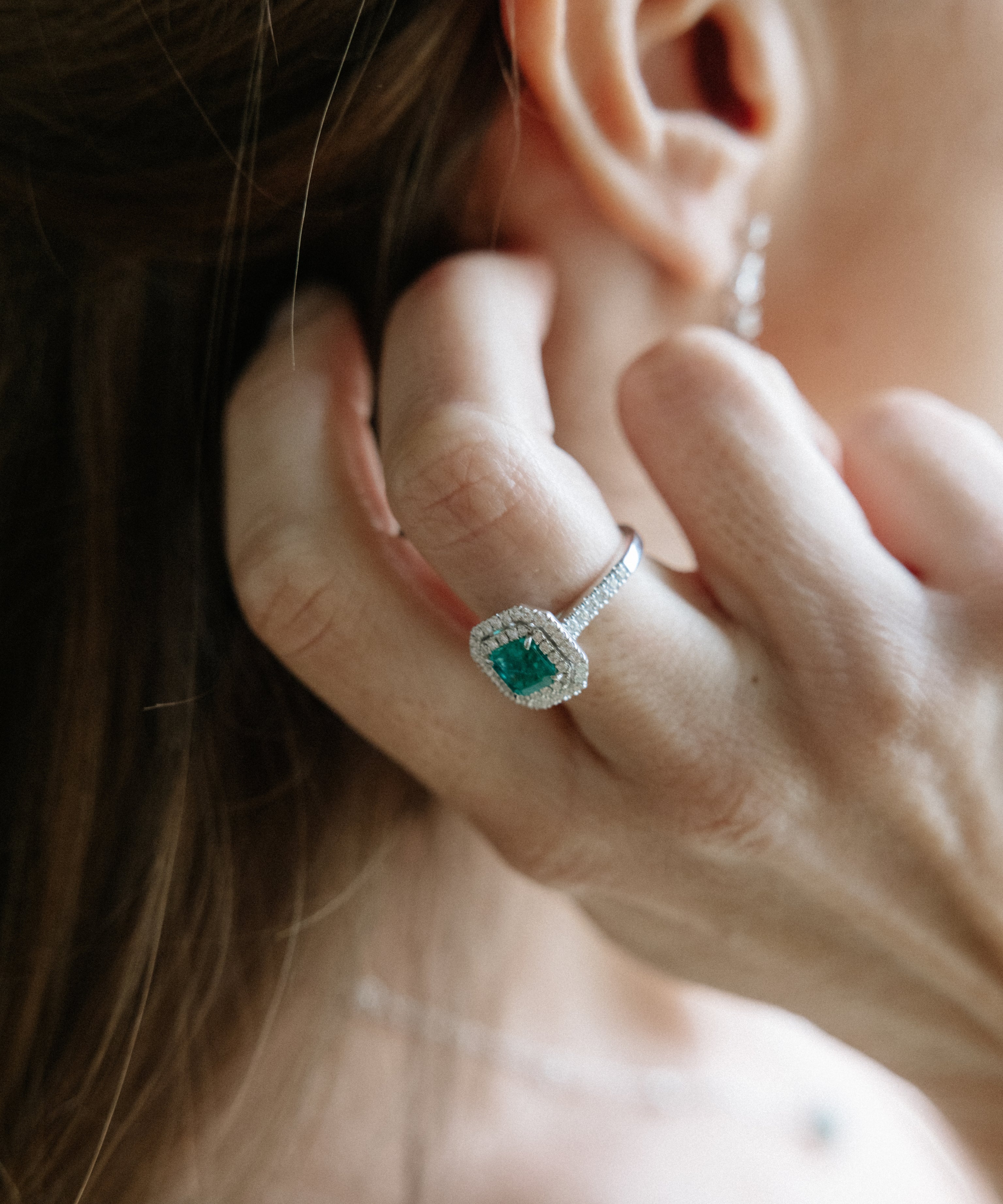 anillo diamantes y esmeralda talla princesa en oro blanco perfecto como anillo de pedida y como regalo especial.