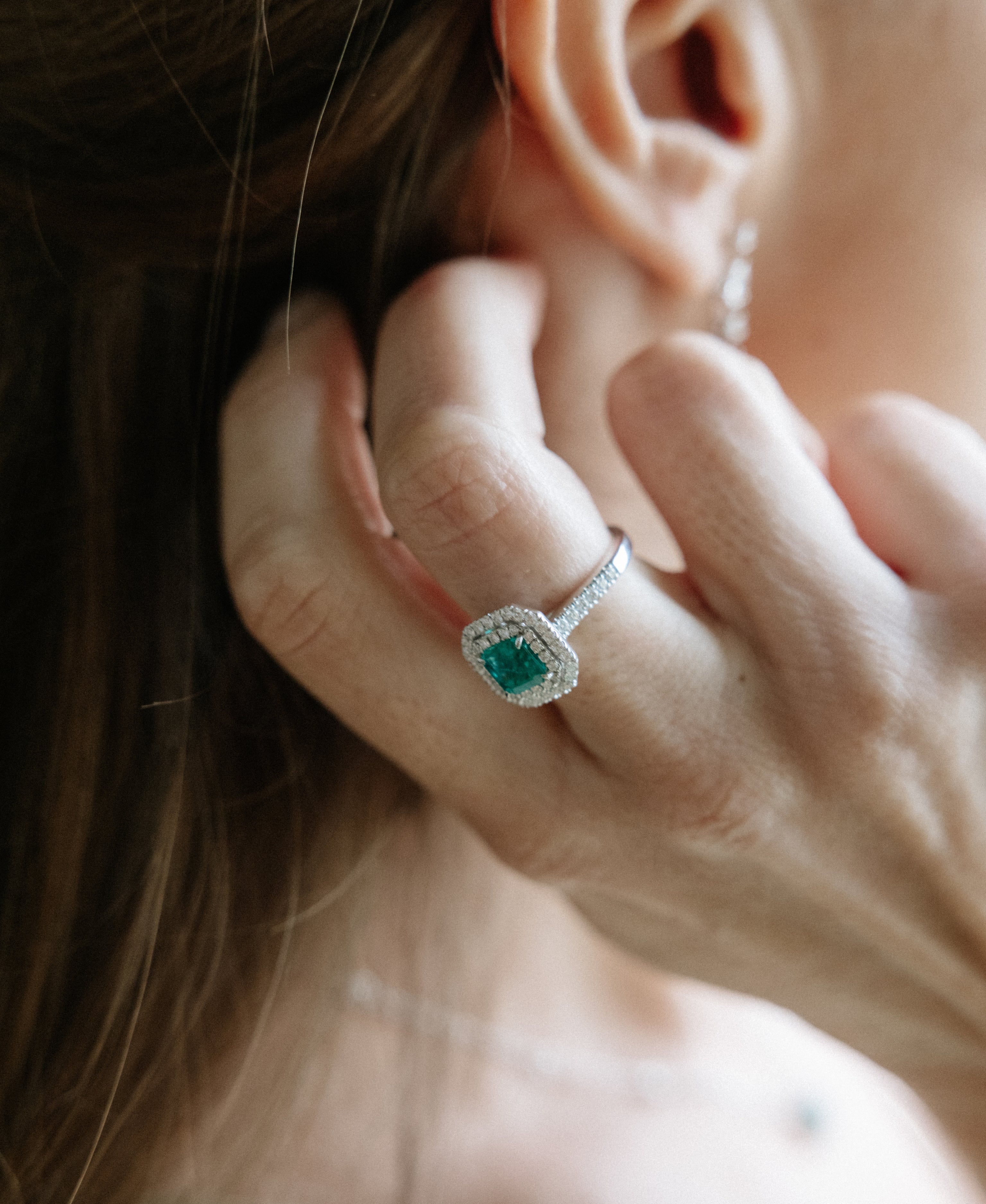 anillo diamantes y esmeralda talla princesa en oro blanco perfecto como anillo de pedida y como regalo especial.