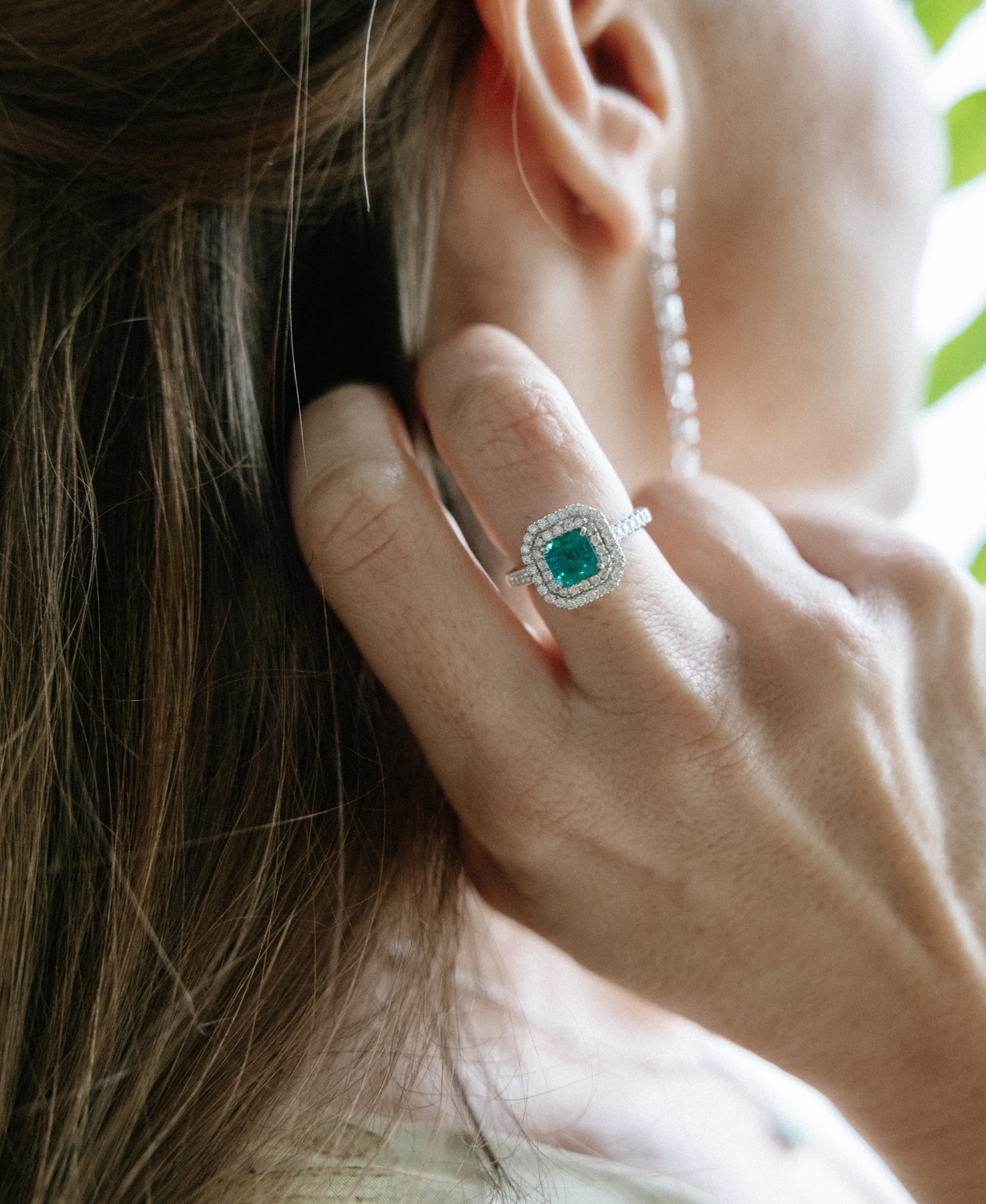 anillo diamantes y esmeralda talla princesa en oro blanco perfecto como anillo de pedida o regalo especial