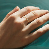 Anillo LeCarré Abierto con Cadena Oro y Topacios