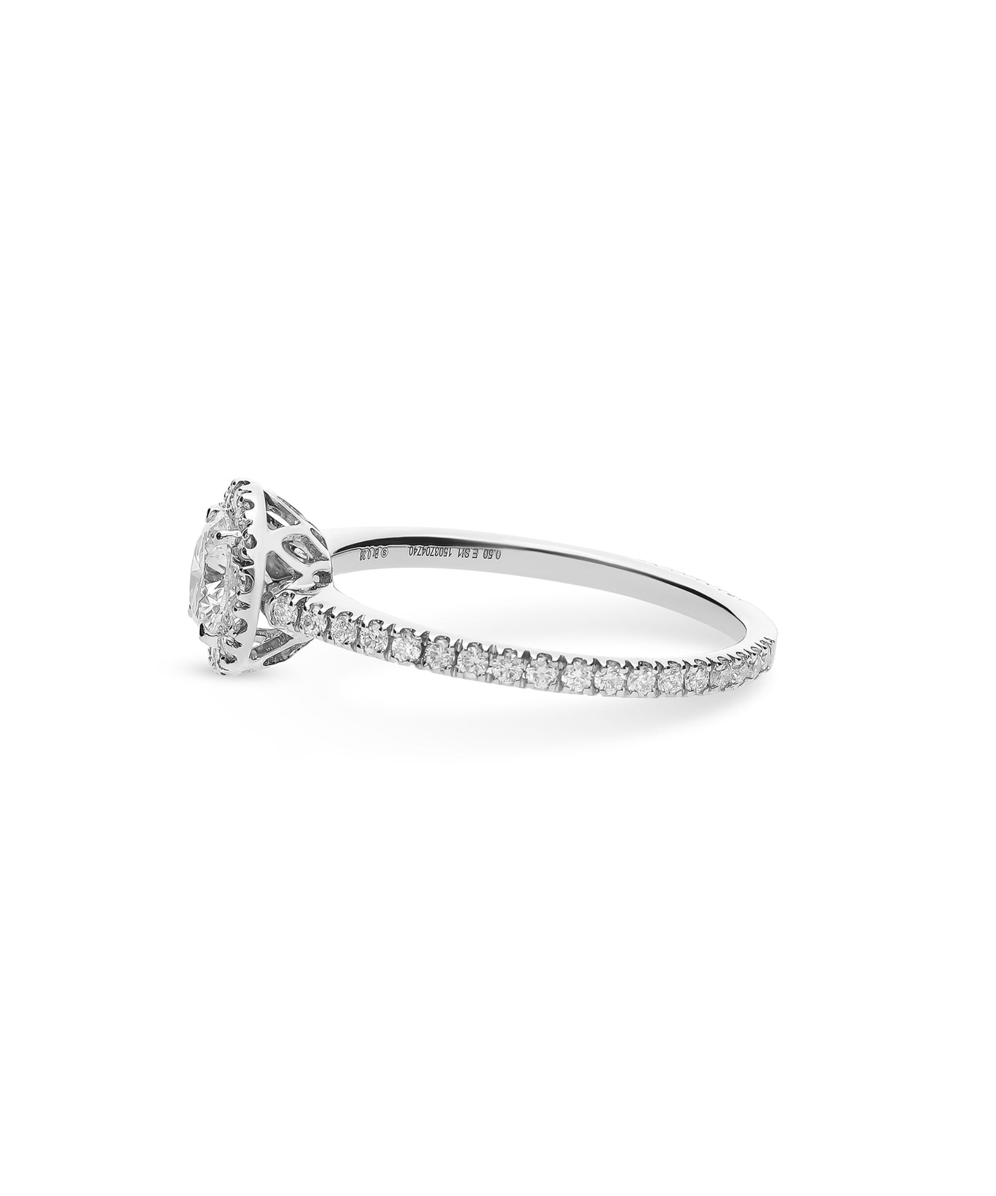 Anillo roseta de diamantes en oro blanco de 0,88 quilates con halo de diamantes y brazo engastado.