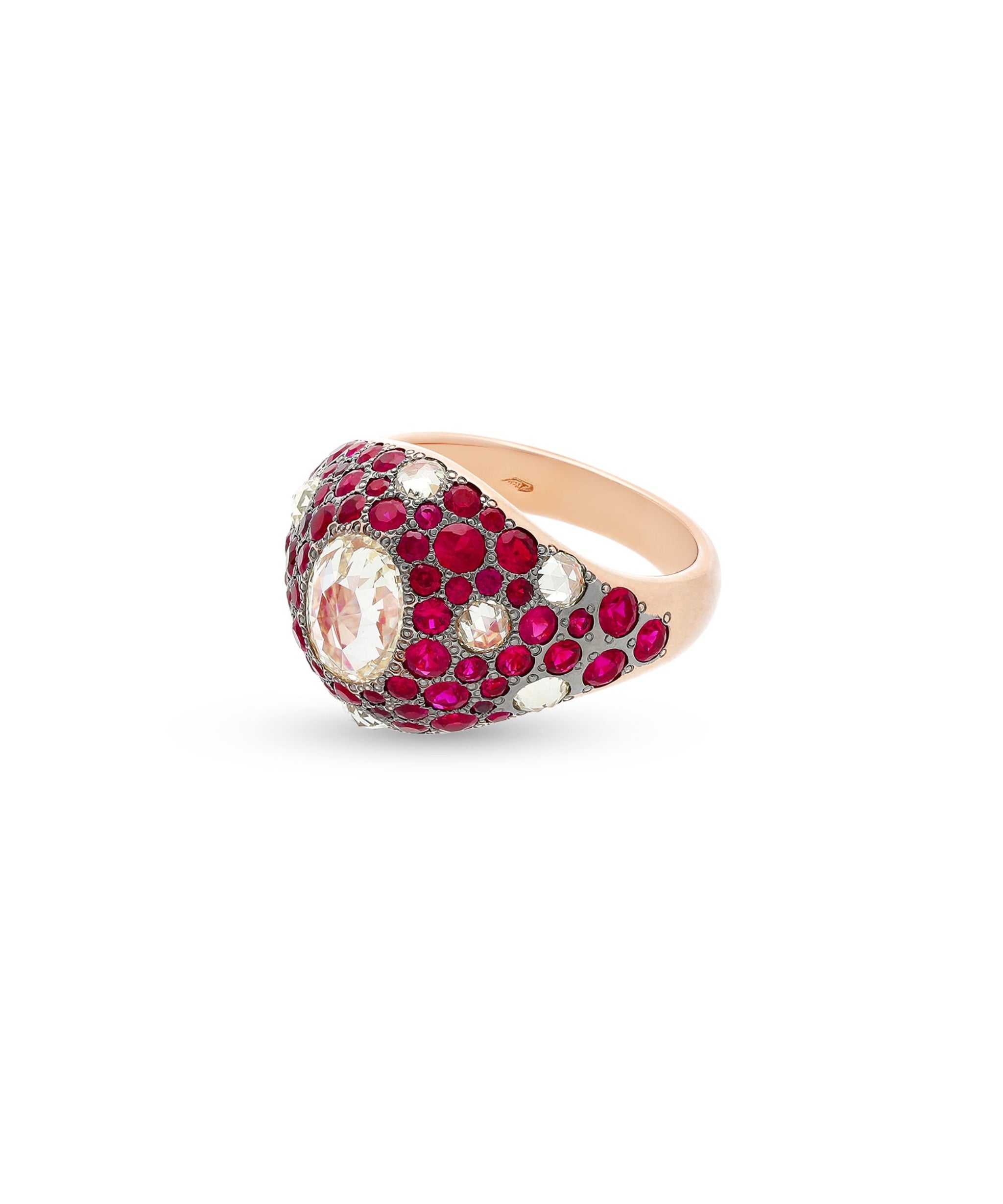 anillo sello vintage con diamante central oval y rubies en oro rosa