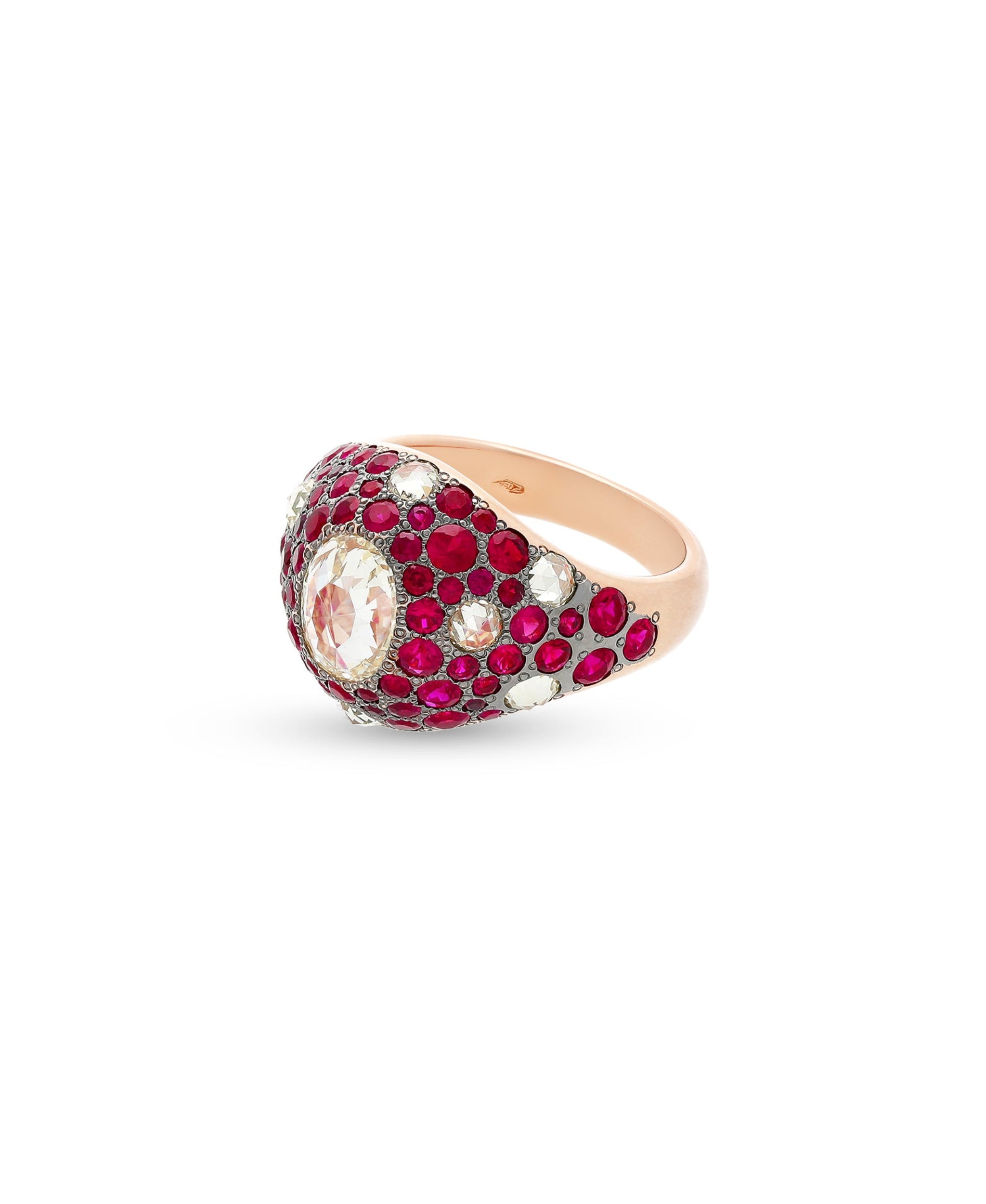 anillo sello vintage con diamante central oval y rubies en oro rosa