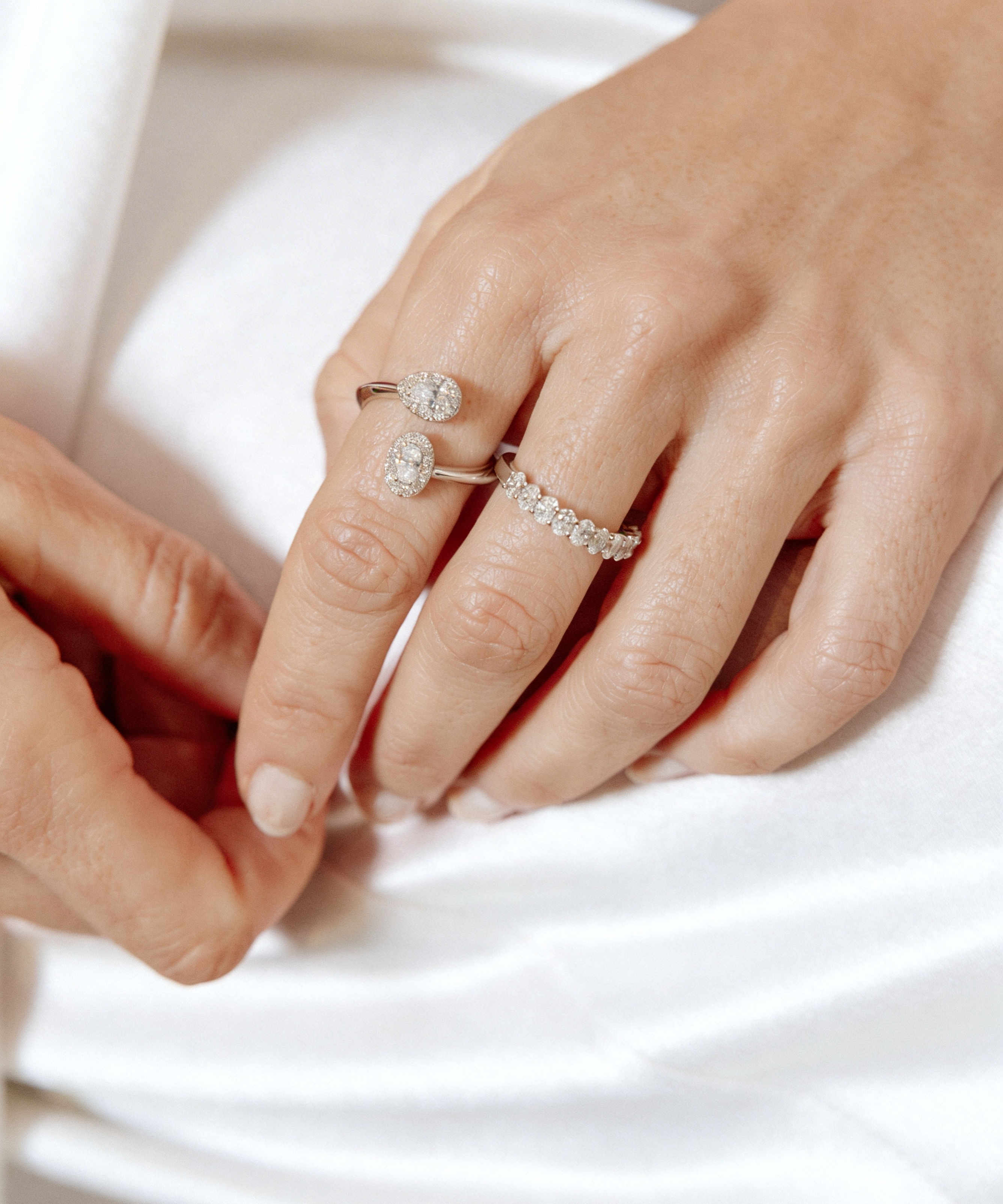 anillos para novia tu y yo en oro blanco y diamantes con alianza talla oval