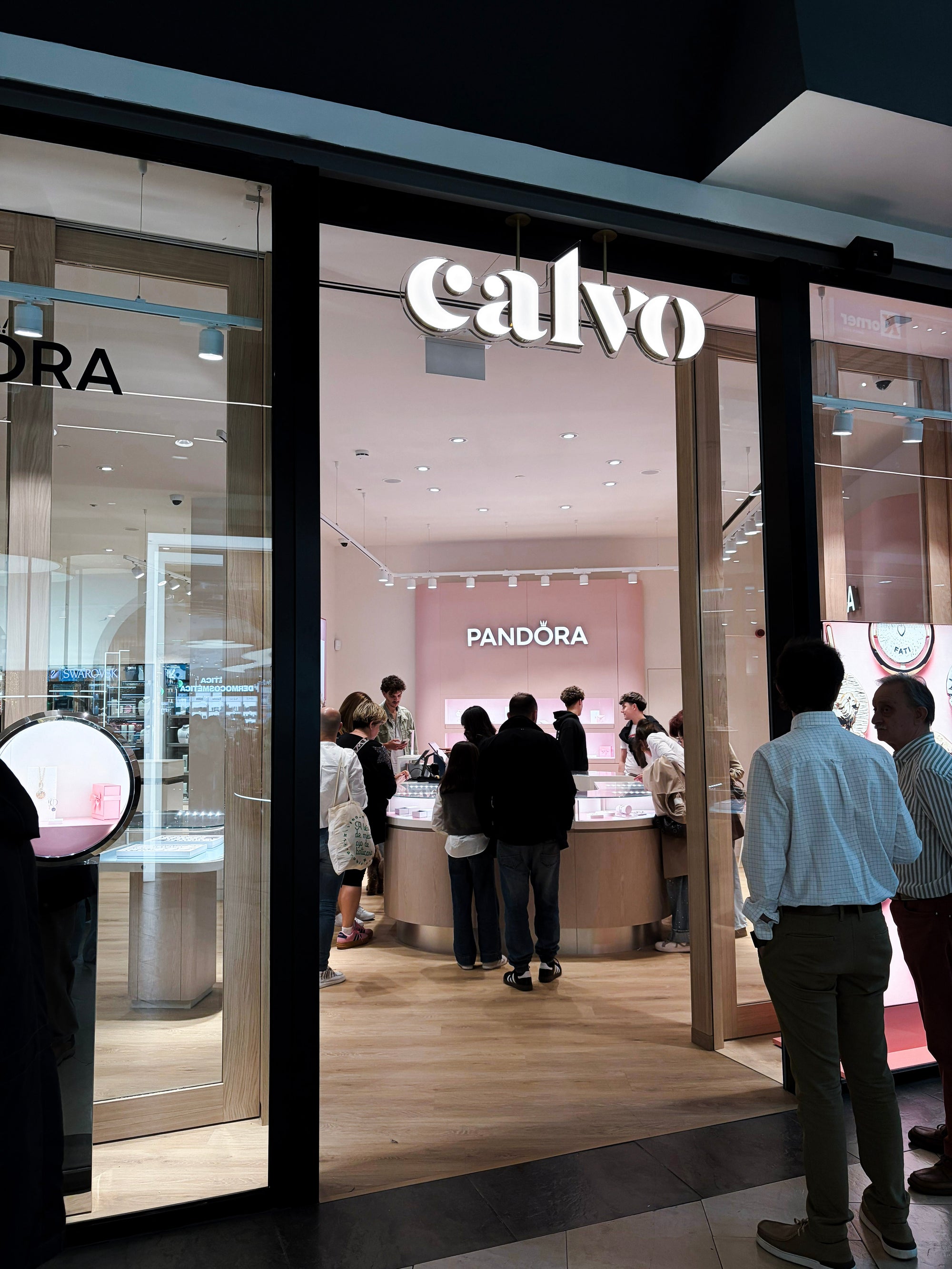 Imagen desde fuera de la tienda renovada de joyeria calvo donde se visualiza el espacio reservado de pandora en su interior. Ubicada en el centro comercial el rosal en Ponferrada.