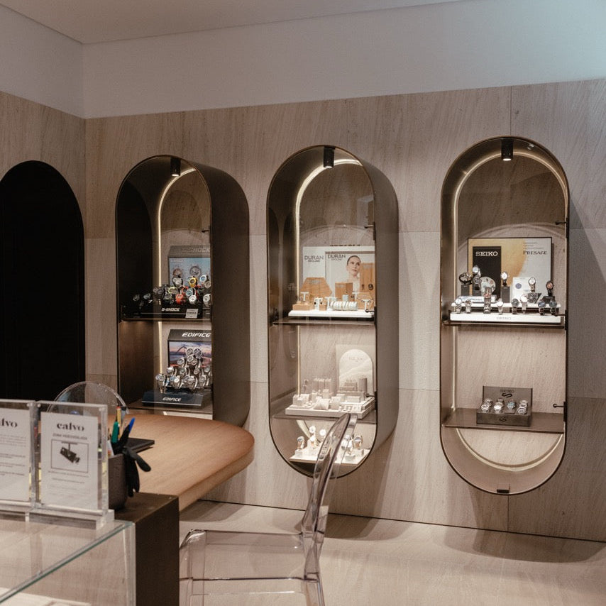 exposición relojes de marca en boutique calvo en rua nueva 6 